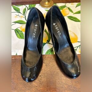 Taryn Rose texted black patent leather pumps size 9.5